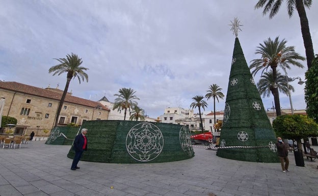 Montaje del abeto iluminado en la plaza de España.