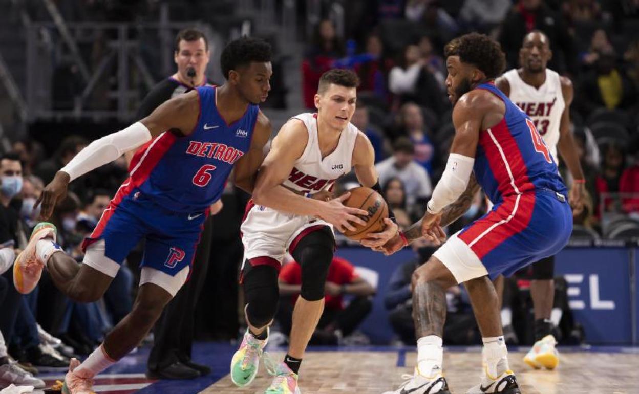 Dorian Finney-Smith y Ivica Zubac.