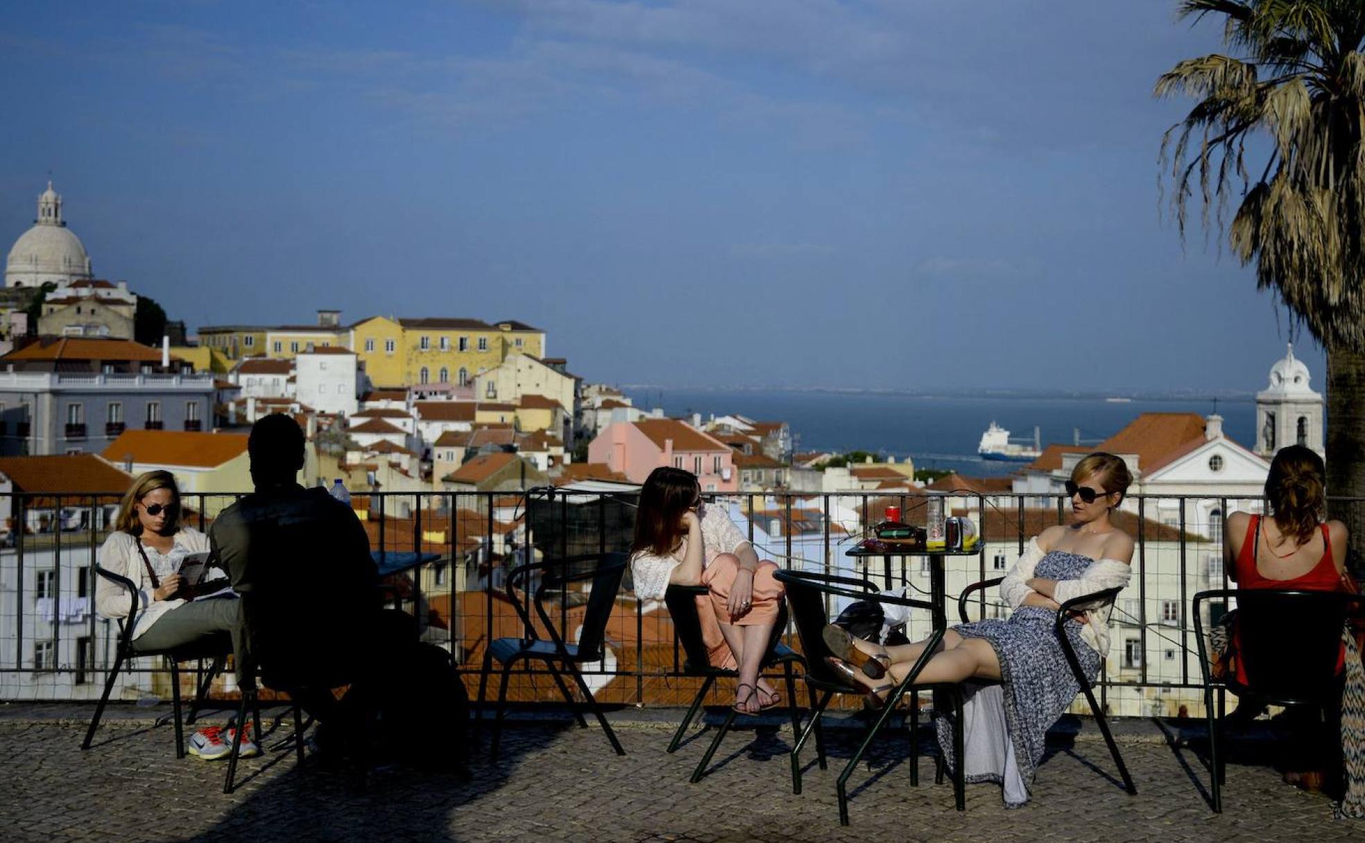 Panorámica del barrio de Alfama desde el kiosko das Portas do Sol