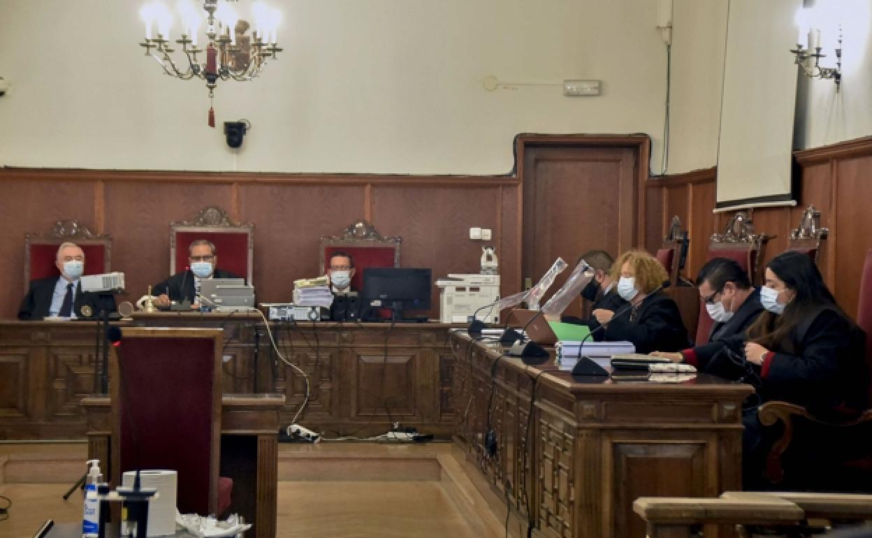 El tribunal y las defensas durante el juicio que se celebró en la Audiencia