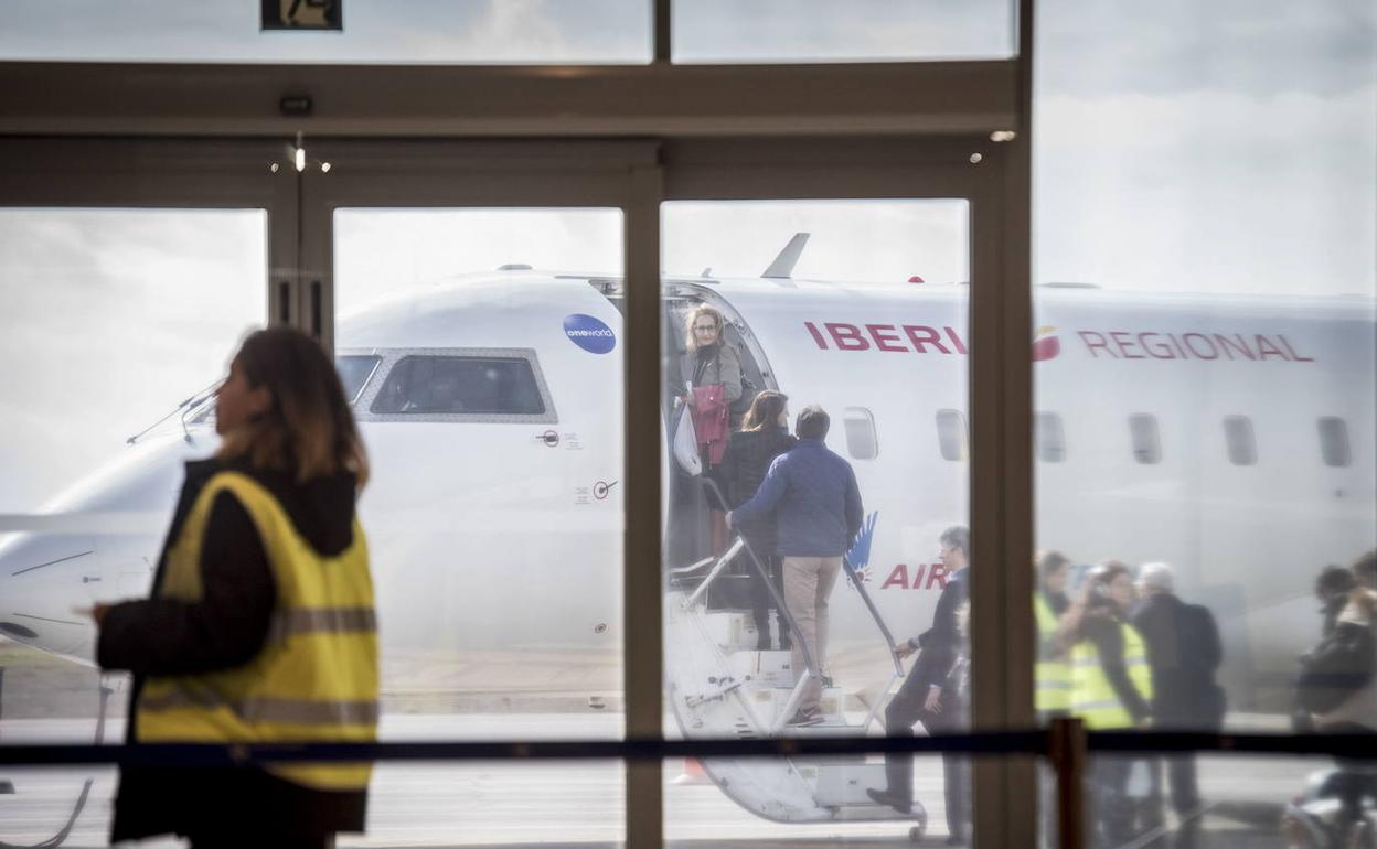 Un grupo de pasajeros se montan en un avión a punto de salir desde el aeropuerto de Badajoz. 
