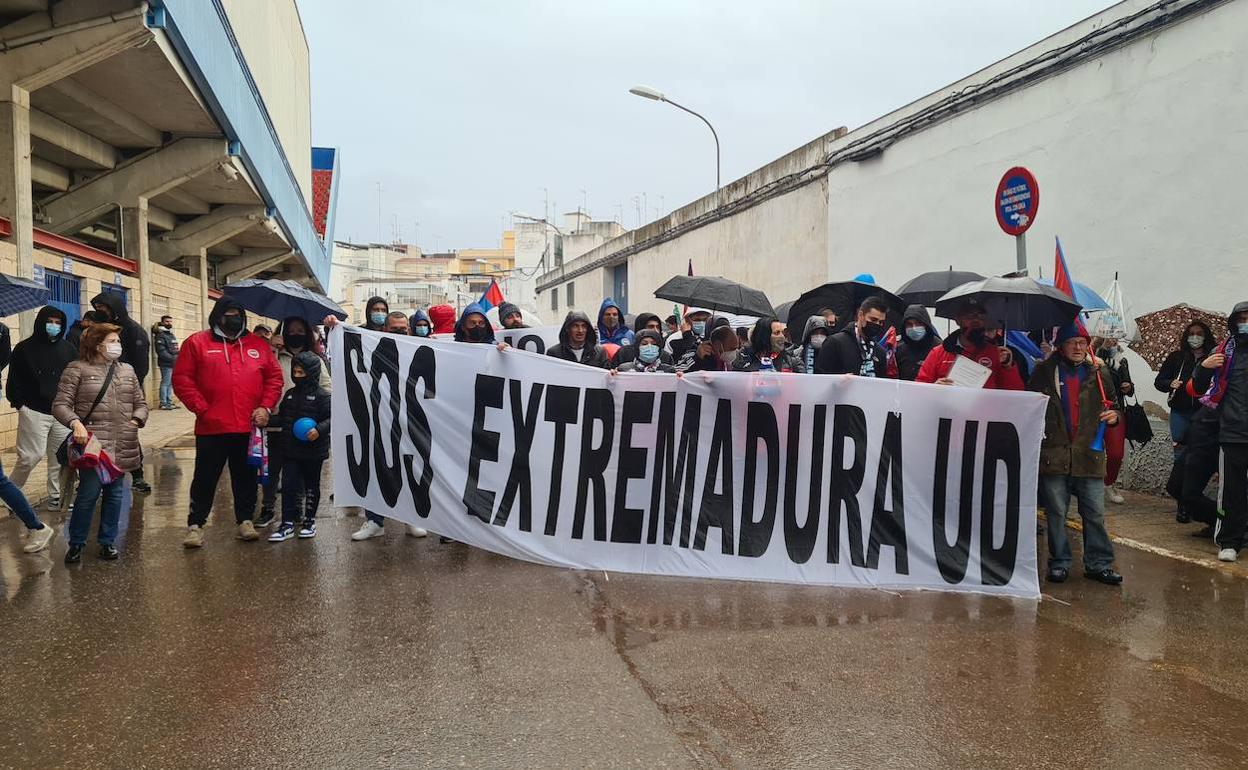 La Federación de Peñas del Extremadura convocó hace una semana una manifestación en contra de la gestión del club y en la que se pidió la dimisión de Franganillo. 
