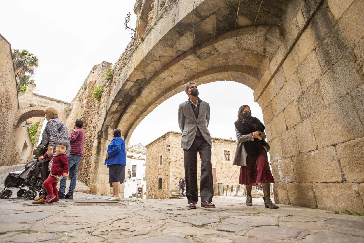 Visitantes a su paso por el Arco de la Estrella. 