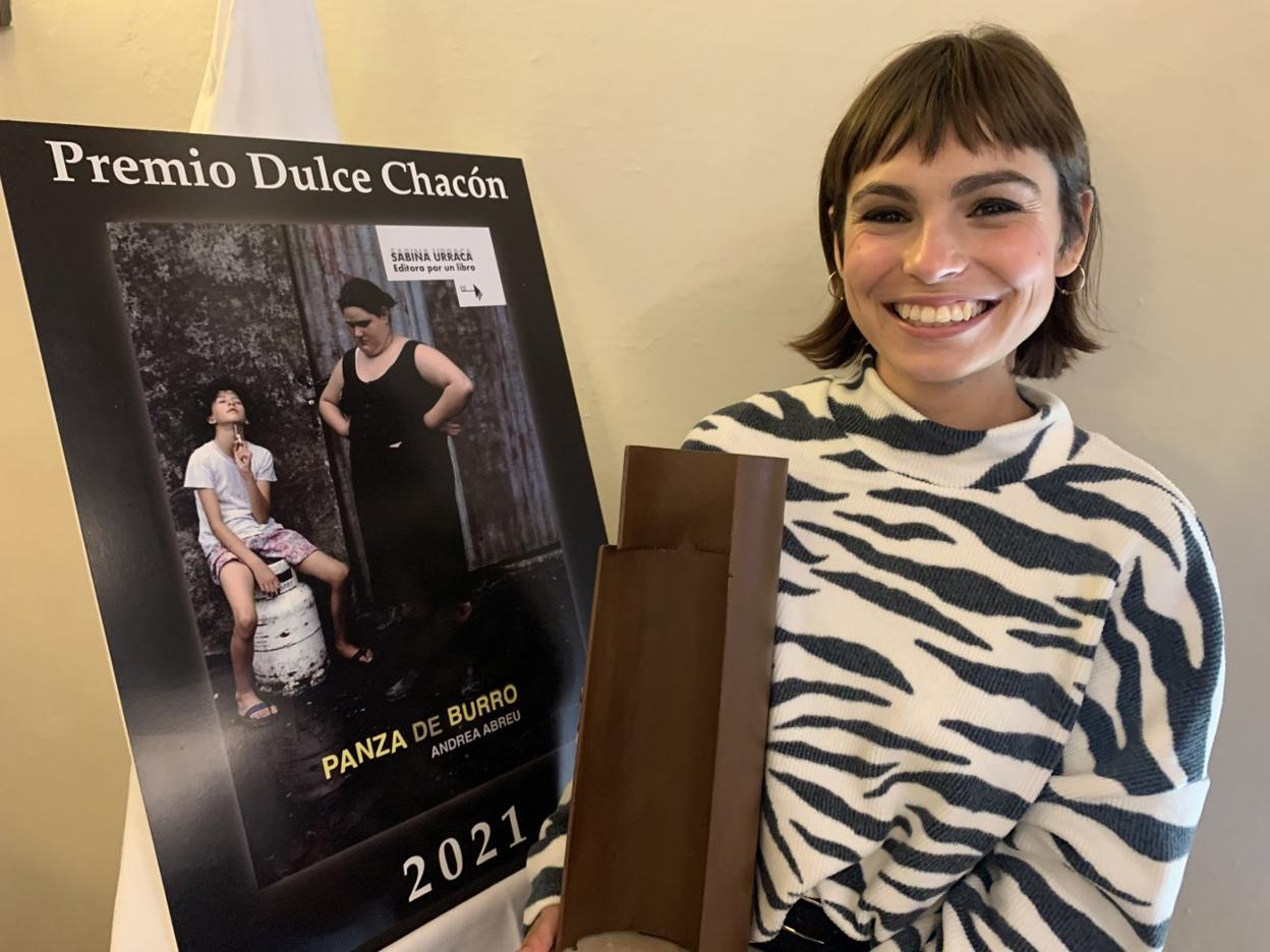 La escritora canaria Andrea Abreu recogió ayer el galardón en el Parador de Zafra. 