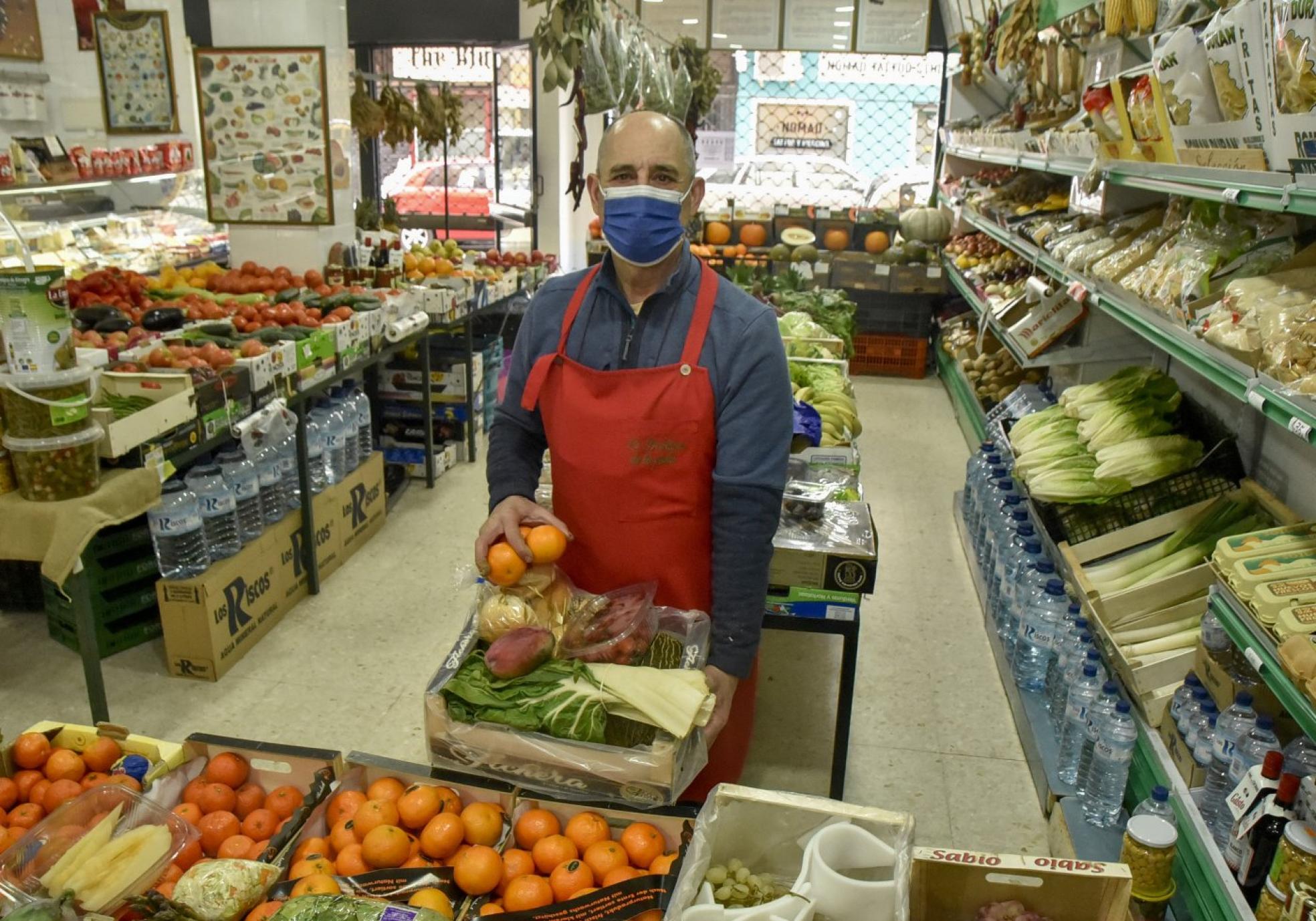 Julio Blanco, en La Boutique de la frutería, una de las que usa la aplicación. 