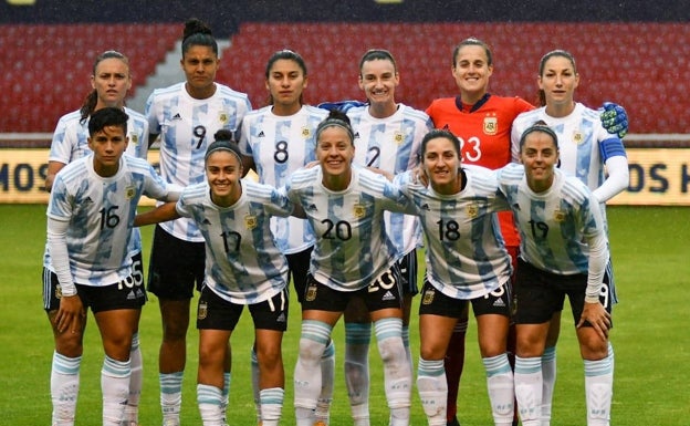 Nerea, abajo, segunda por la izquierda, en el once de Argentina. 