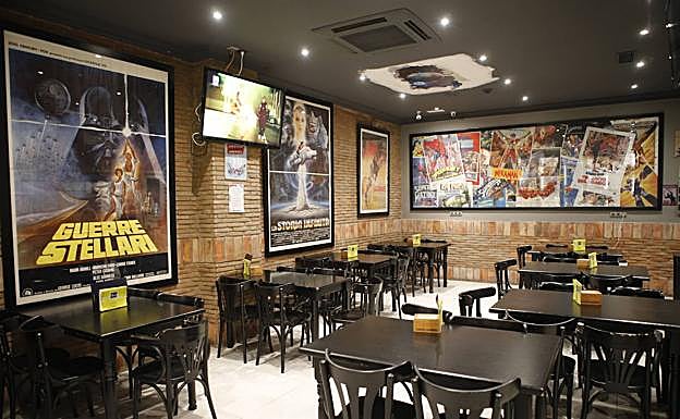 Imagen principal - Regresa Fan Bar, un local cacereño para los amantes del cine de los ochenta