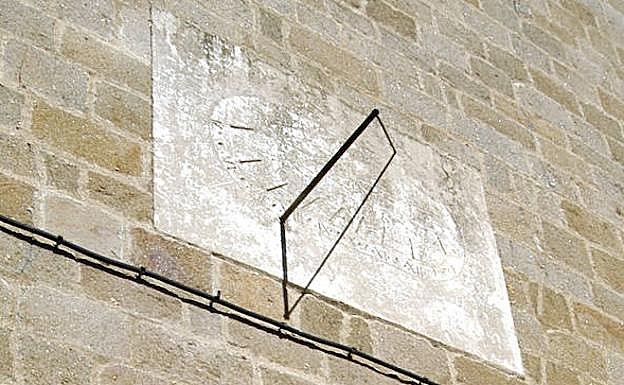 Uno de los relojes solares ubicados en la catedral de Plasencia. 