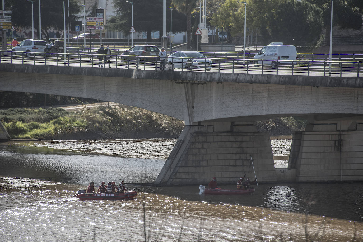 Fotos: La búsqueda de Pablo Sierra se amplía a todo el tramo urbano del Guadiana a su paso por Badajoz