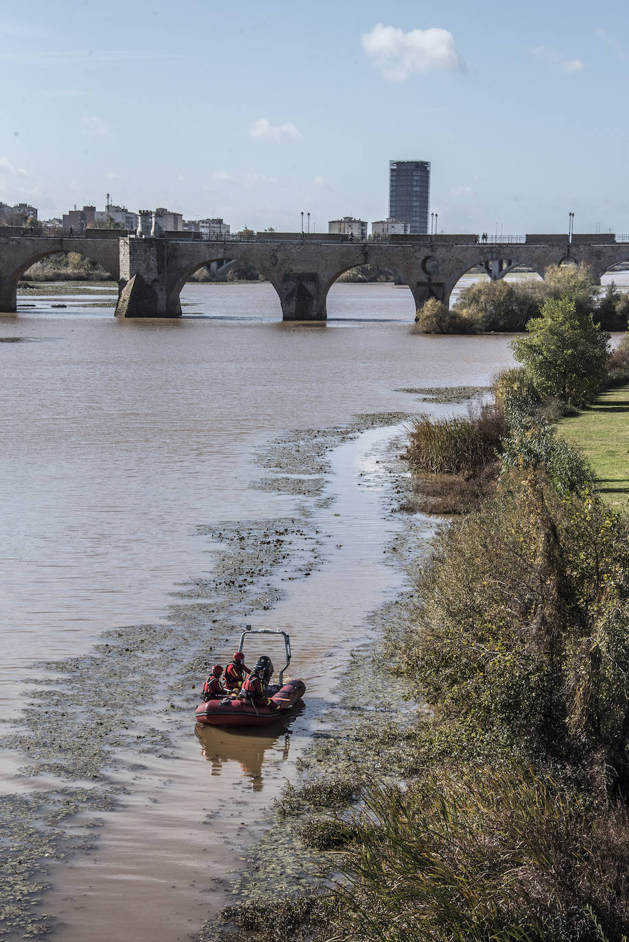 Fotos: La búsqueda de Pablo Sierra se amplía a todo el tramo urbano del Guadiana a su paso por Badajoz