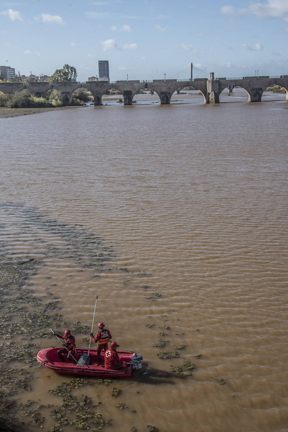 Fotos: La búsqueda de Pablo Sierra se amplía a todo el tramo urbano del Guadiana a su paso por Badajoz