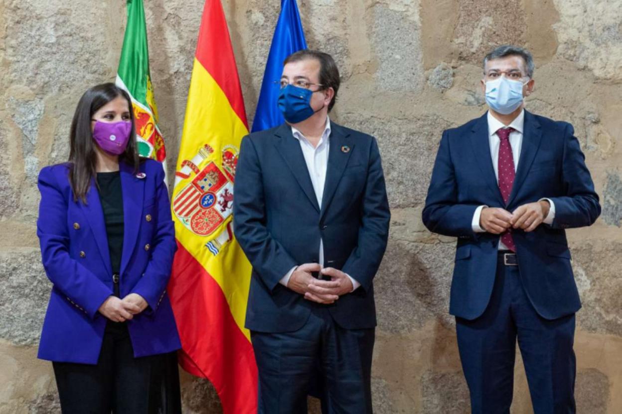 Isabel Gil Rosiña, Guillermo Fernández Vara y Juan Antonio González, el nuevo portavoz de la Junta. 