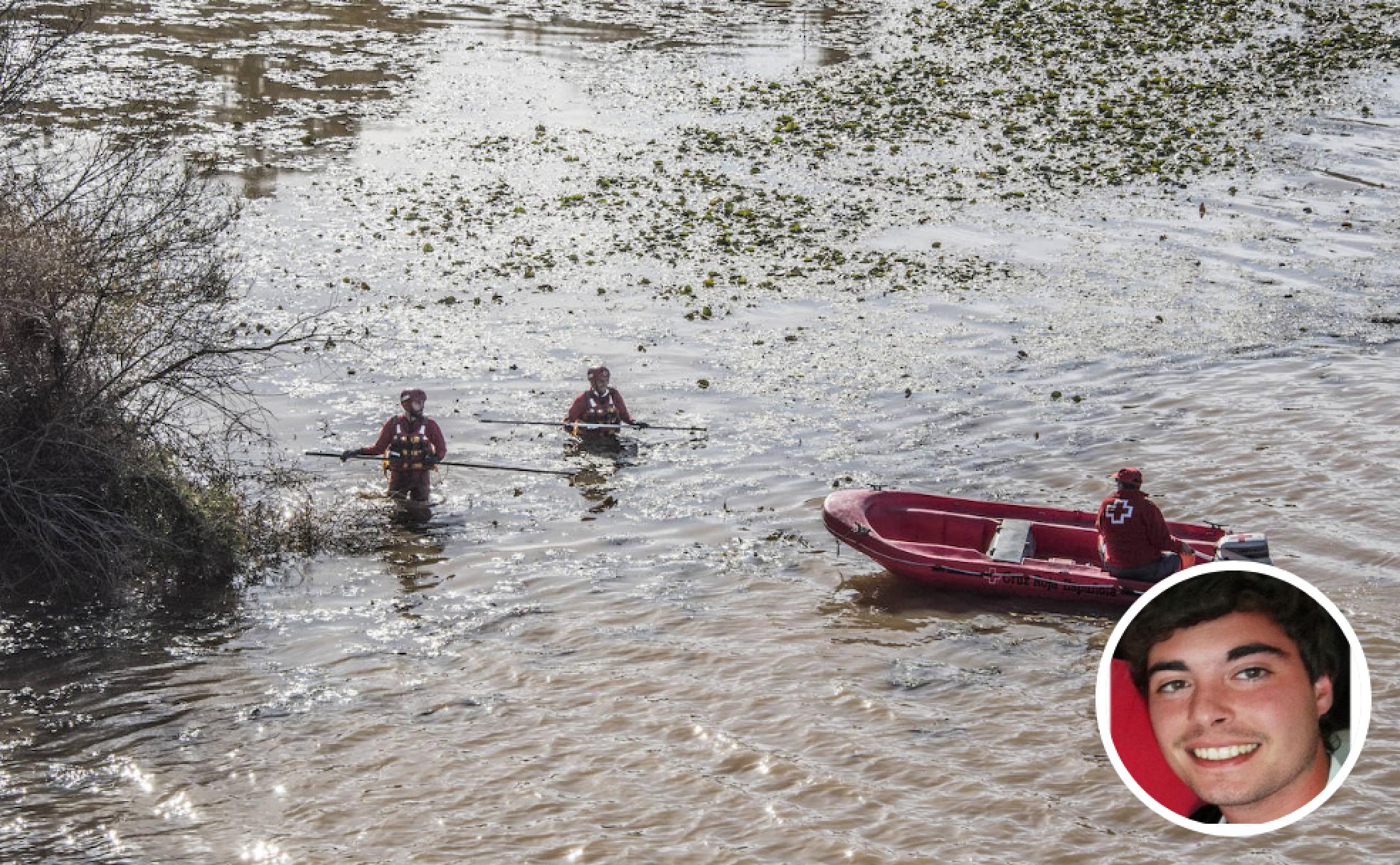 Efectivos de Cruz Roja buscan a Pablo en el Río Guadiana.