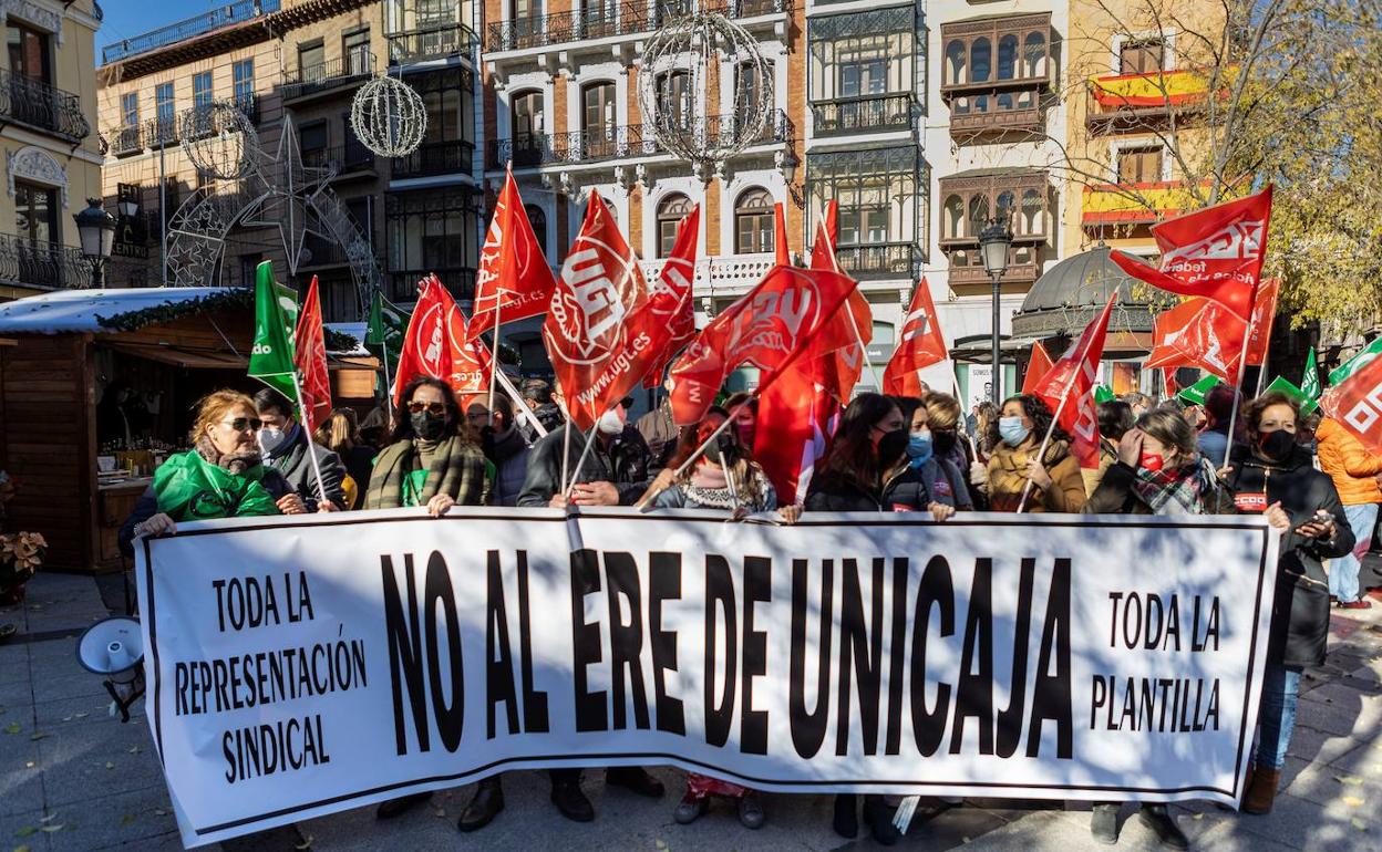 Trabajadores de Unicaja se manifiestan contra el ERE. 