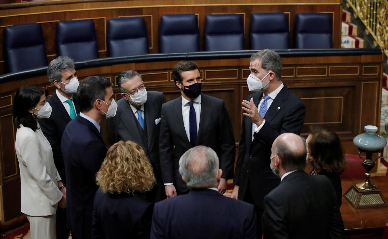 ElRey conversa con representantes políticos, autoridades y padres de la Constitución en el 40 aniversario del 23-F en el Congreso.