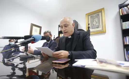 Momento en el que Diego Zambrano, administrador diocesano, da a conocer el nombre del nuevo obispo. 