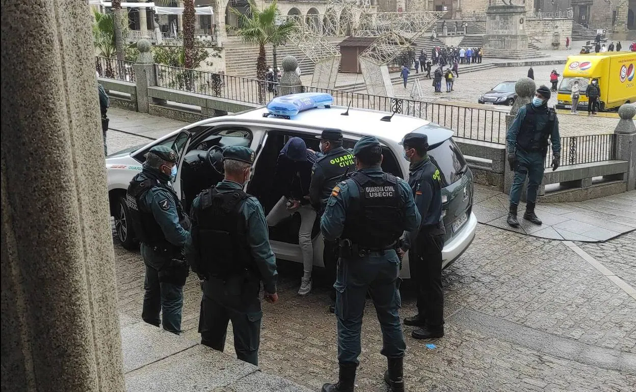 Llegada del joven a los juzgados de Trujillo, ubicados en la plaza.