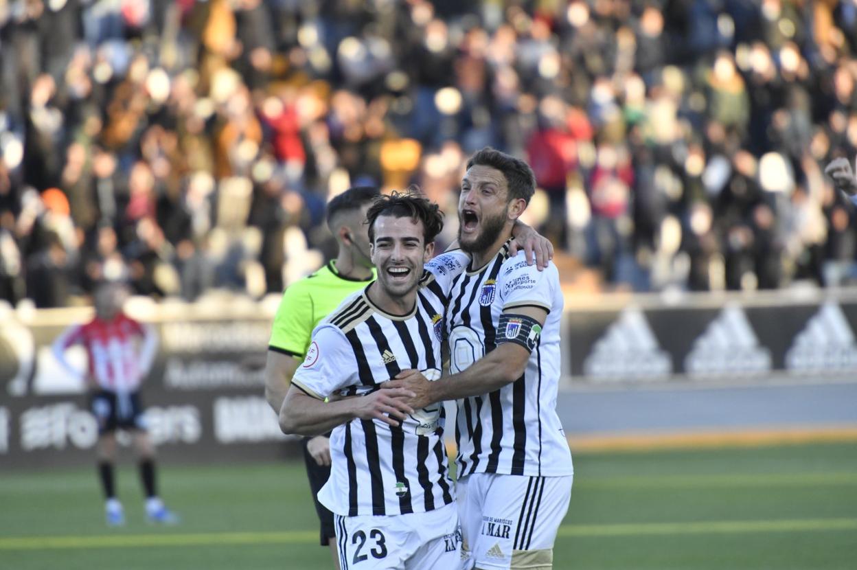 Miguel Núñez felicita a David Concha por su gol que supuso el 1-2 ante la SD Logroñés. 