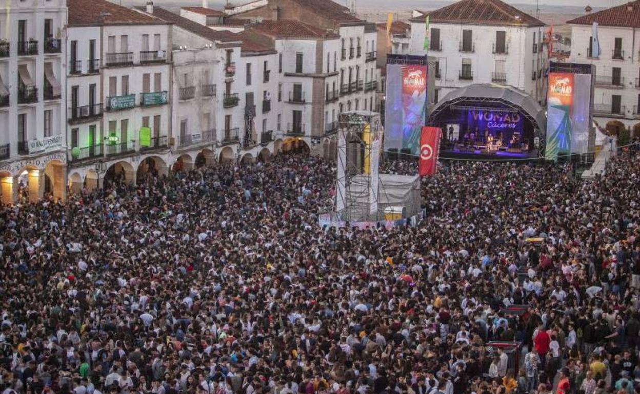 Imagen de una atestada Plaza Mayor en la celebración del Womad de 2019. 
