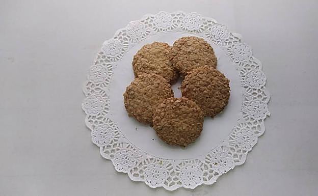 Imagen principal - Una hermana Clarisa empaqueta tejas.