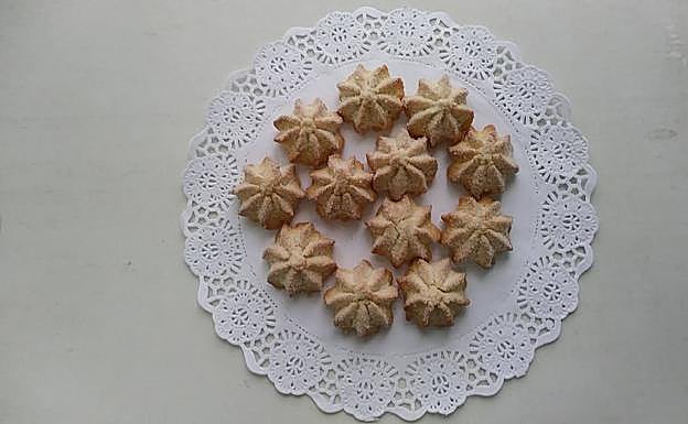 Imagen principal - Suspiros de almednra, nevaditos y mazapán de las Clarisas de Badajoz.