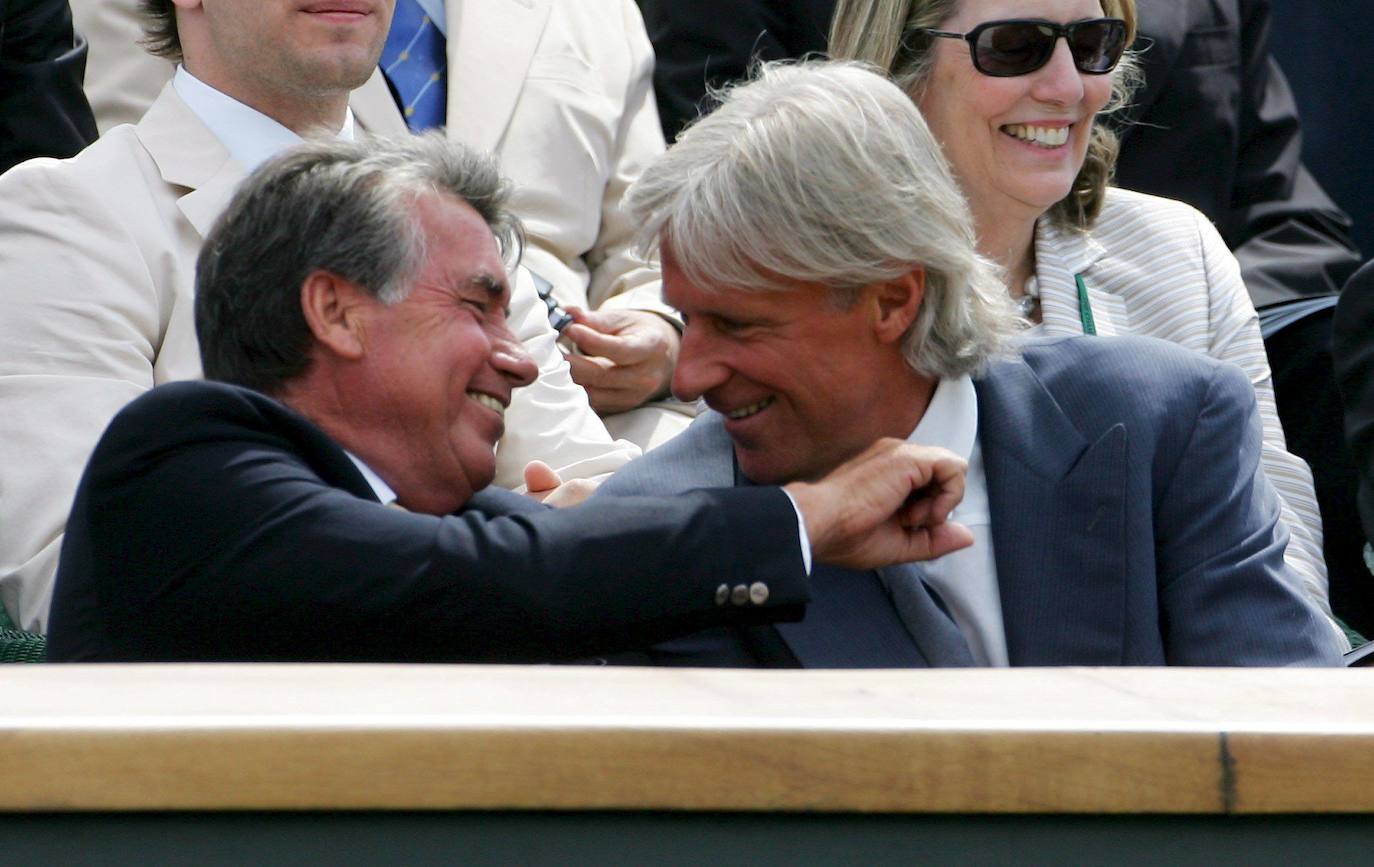 Manolo Santana, junto a Bjorn Borg, otro mito del tenis, viendo un partido en Wimbledon. 