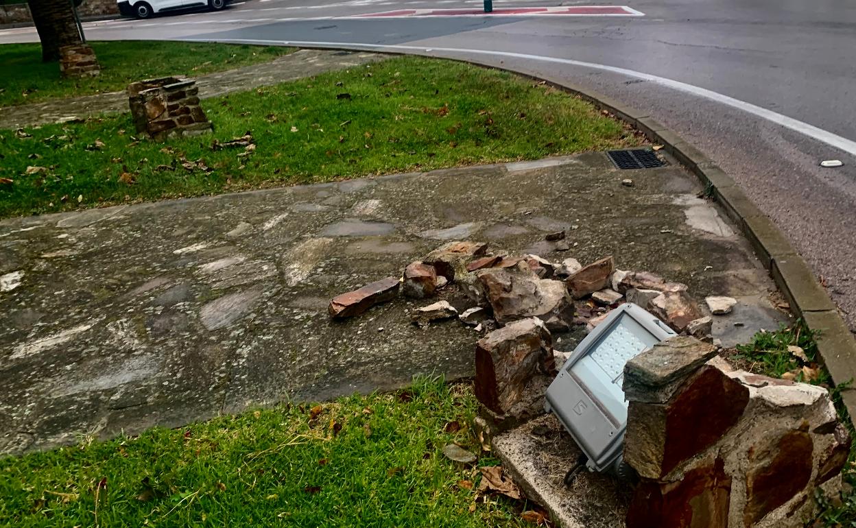 Destrozo sufrido por uno de los elementos que protege la luminaria. 