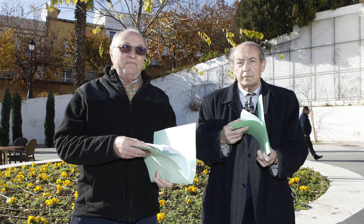 Manuel Méndez y Damián Arroyo, dirigentes de la asociación de empresarios, con los documentos. 