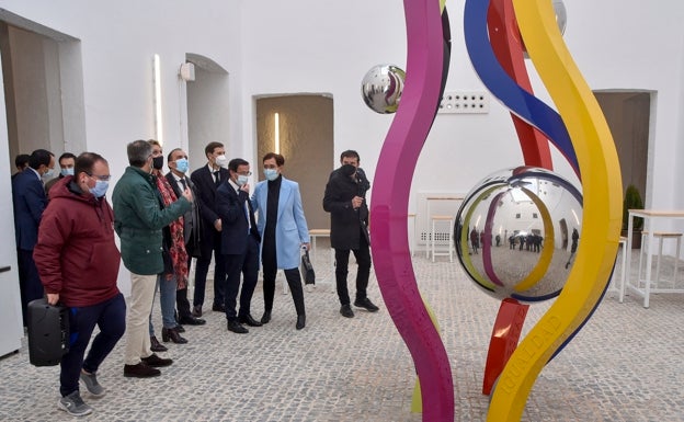 Autoridades ayer con la escultura dedicada a los 40 años de la democracia en El Hospital. 