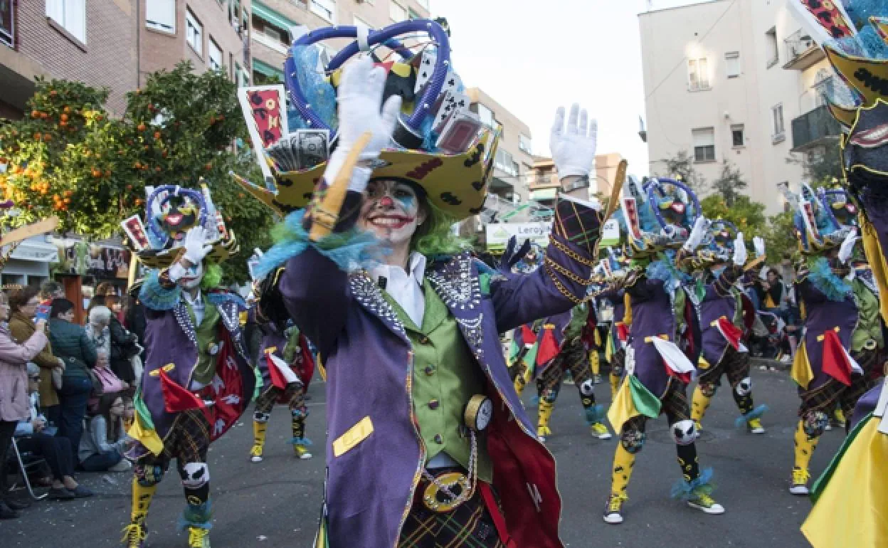 Imagen de archivo del desfile de comparsas del Carnaval de Badajoz. 