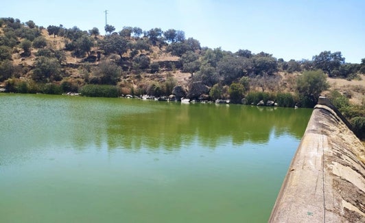 Pequeña presa de Las Culebras, en Valencia del Ventoso, cuya agua no pudo usarse durante varias semanas del pasado verano. 