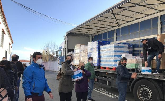 Los vecinos descargan la comida llegada a Alburquerque desde Pinto.