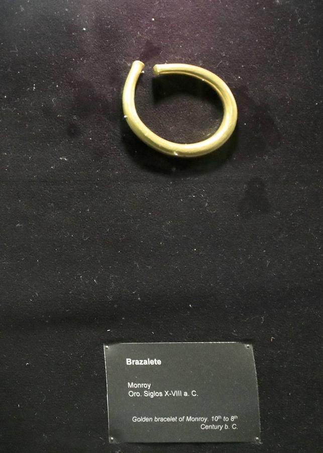 Brazalete de oro encontrado en Monroy.
