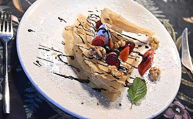 Hojaldre de frutas y mousse de mascarpone.