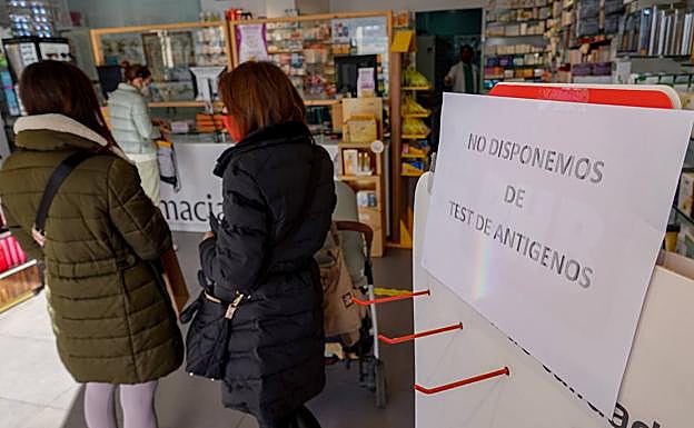 Un cartel avisa de que no hay test en la farmacia Santo Domingo de Badajoz. 