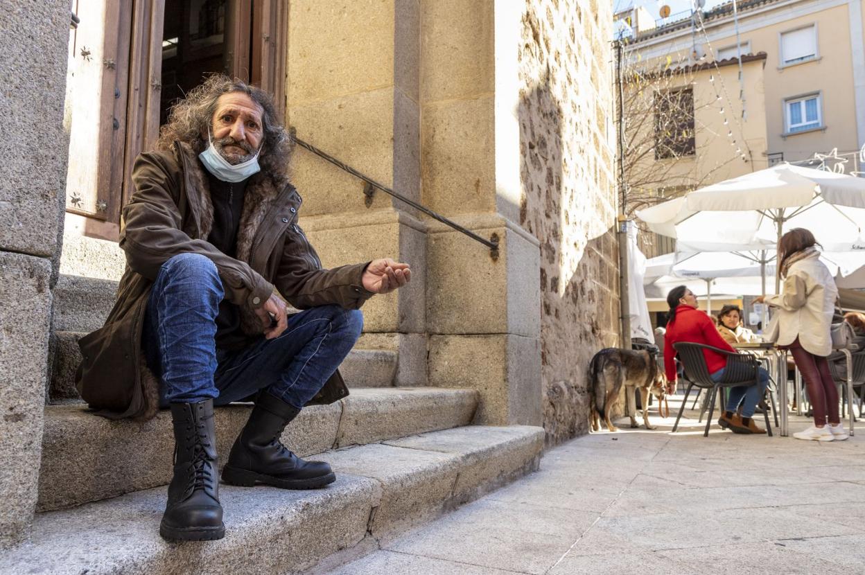 Jaime Antón, en la puerta de la iglesia de San Esteban, donde lleva pidiendo más de 15 años. 