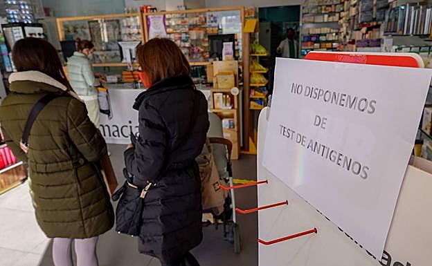 Las distribuidoras solo suministrarán diez test de antígenos a cada farmacia 