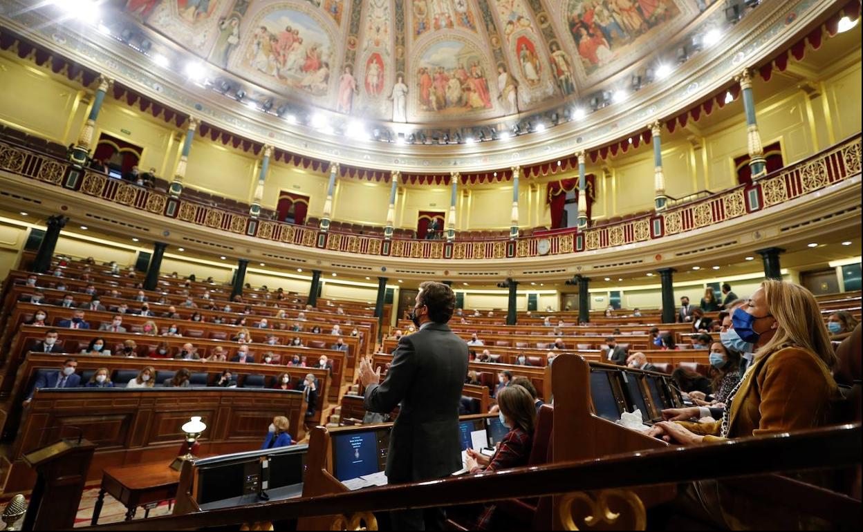 El líder del PP, Pablo Casado, se dirige al presidente del Gobierno, Pedro Sánchez, el pasado miércoles en el COngreso de los Diputados. 