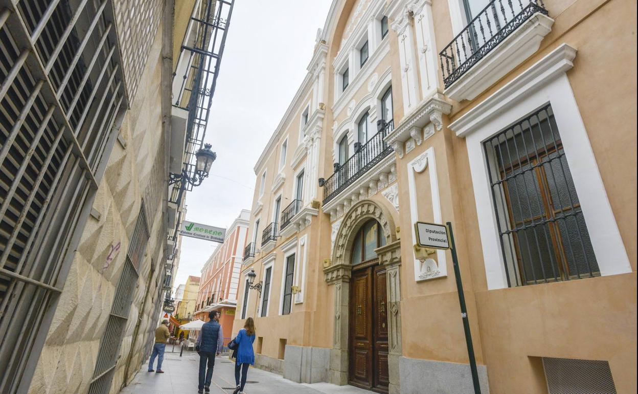 Fachada del edificio de la Diputación de Badajoz en el Casco Antiguo.