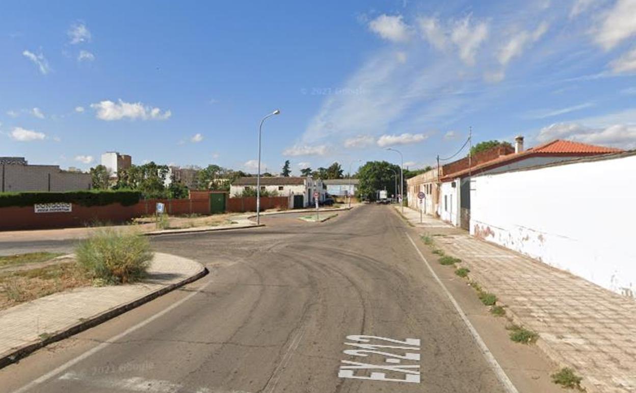 Acceso a Almendralejo por la Ex-212, cercano al paso a nivel de las vías del tren.