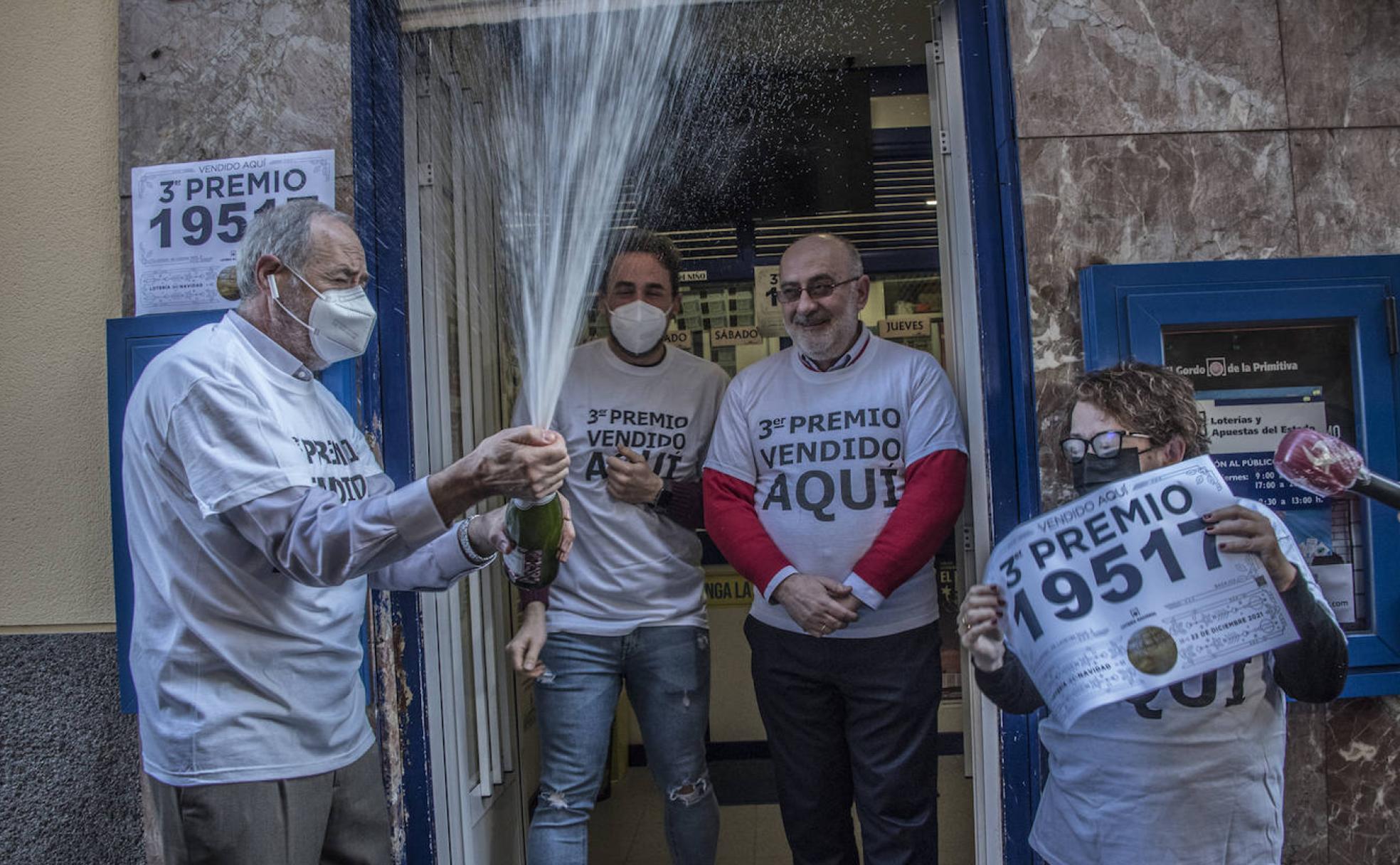 Socios y trabajadores de la administración número 3 de Badajoz festejando ayer el tercer premio. 