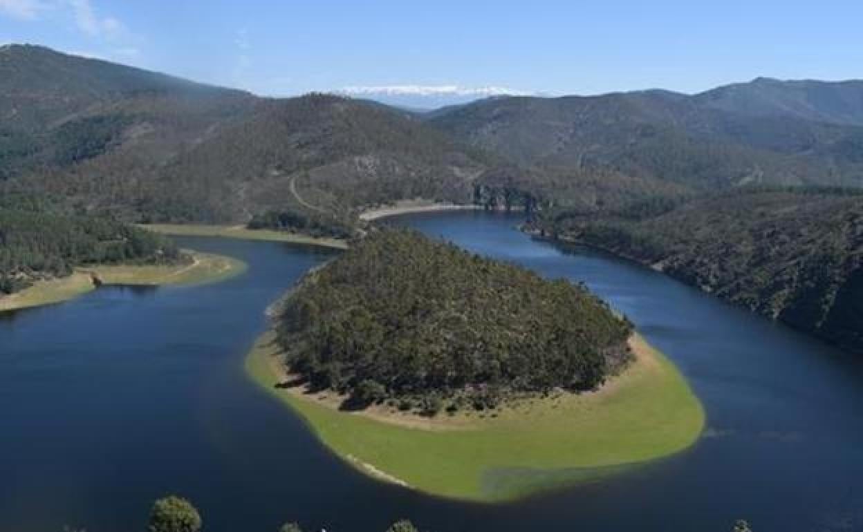 Meandro del Melero, en la comarca de Las Hurdes. 
