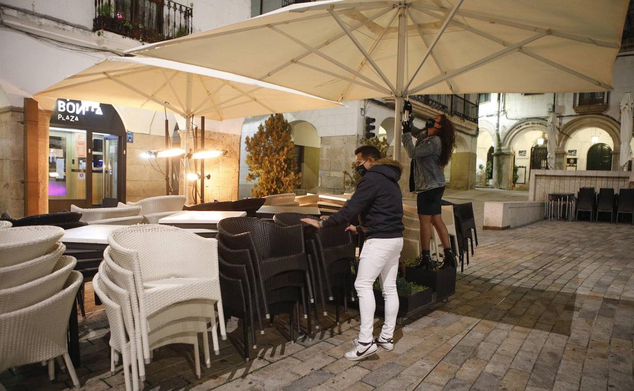 Terrazas recogidas por las restricciones de horarios del pasado mes de enero. 