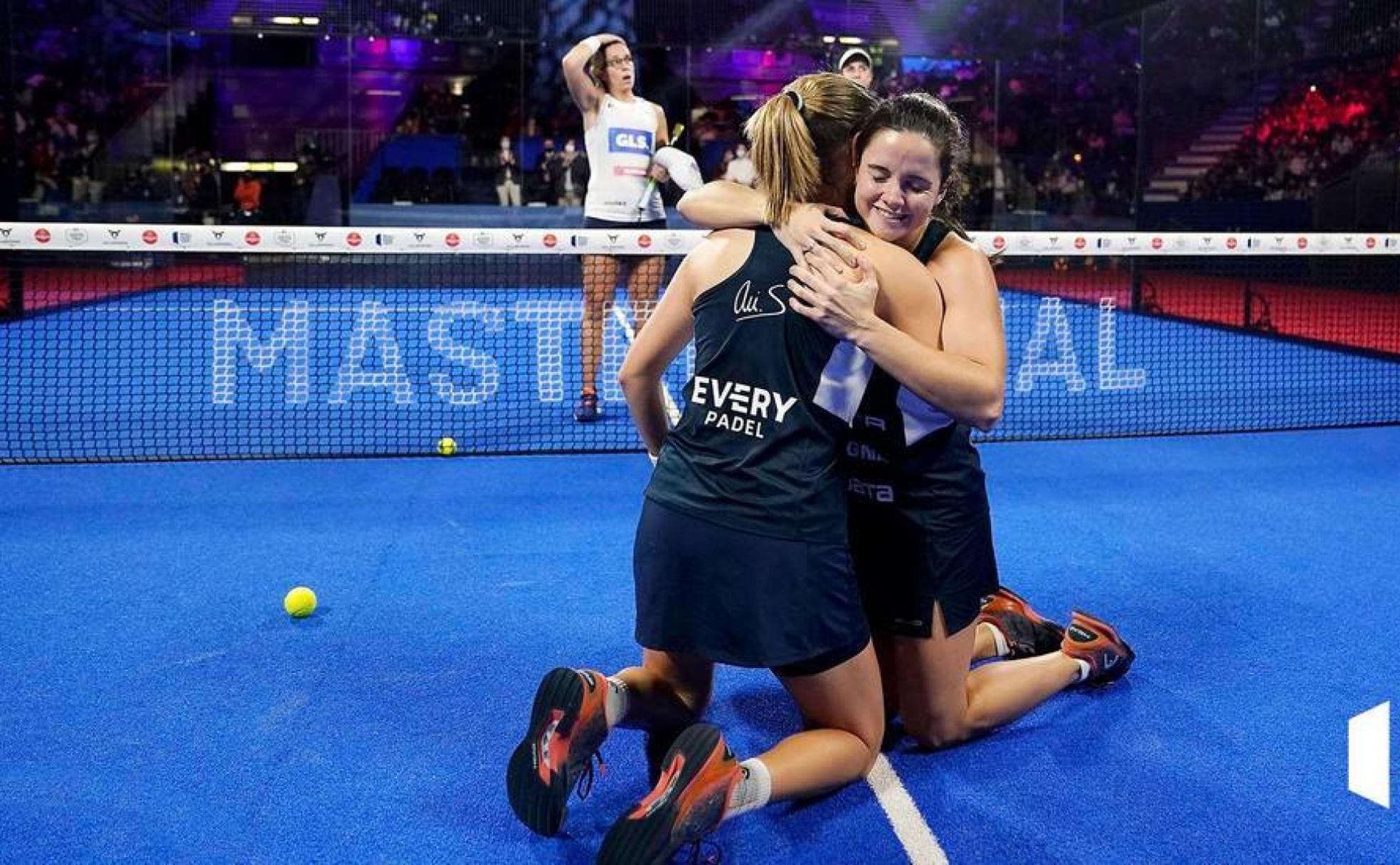 Paula Josemaría se abraza a Ariana Sánchez tras ganar el Master Final en Madrid. 
