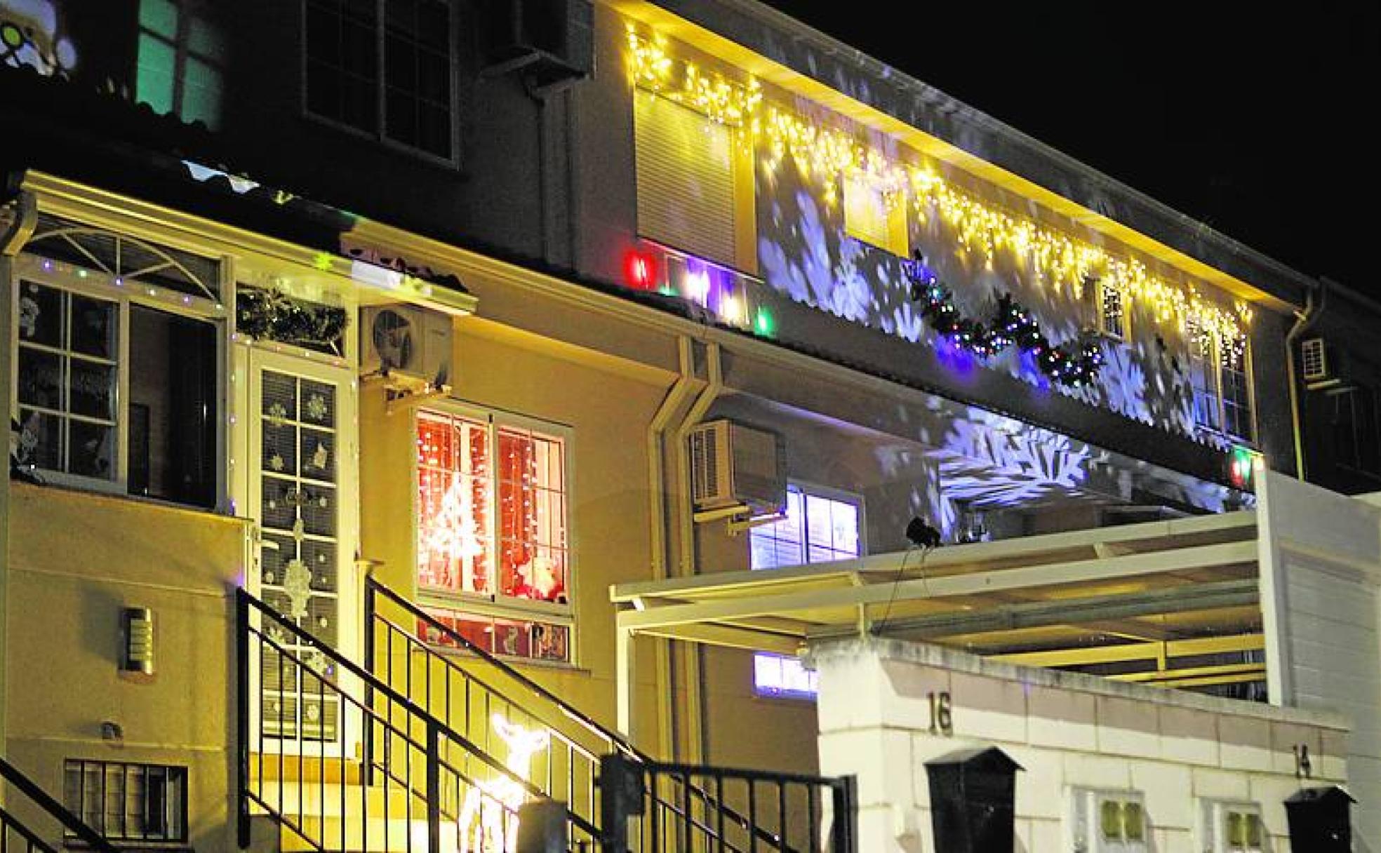 Proyecciones y adornos de Navidad en una vivienda. 