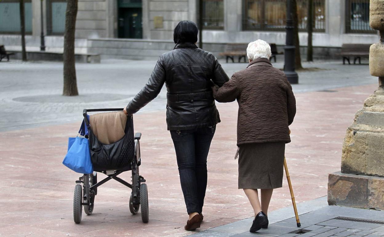 Cada día en Extremadura fallecen tres personas esperando la ayuda de la dependencia. 