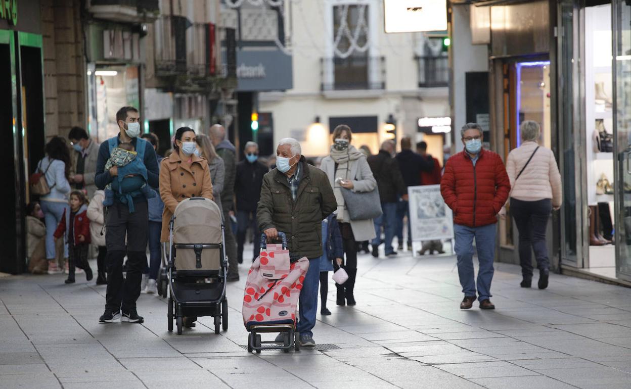 Viandantes en la calle San Pedro, en Cáceres, ayer por la tarde. 