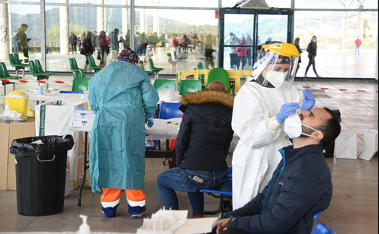 Una enfermera haciendo una prueba en el cribado masivo en Plasencia esta semana.