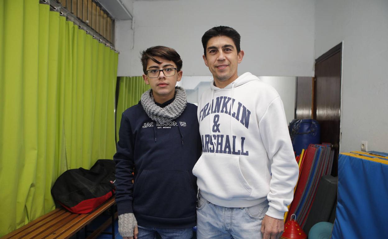 Víctor Antequera, alumno del Téllez de 14 años con altas capacidades junto a su padre, Antonio. 