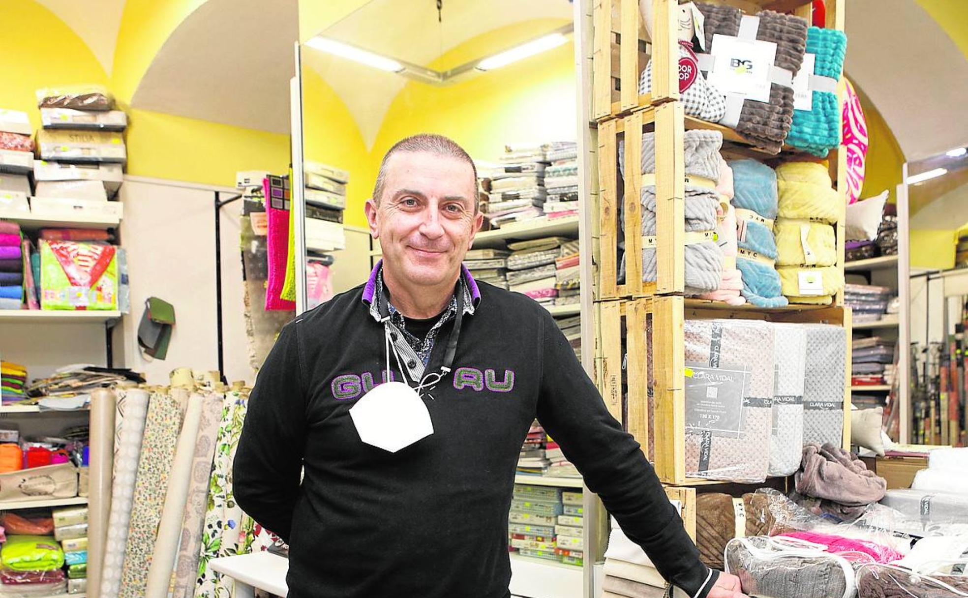 Diego Bravo en Retales Manolo, una de las tiendas que recibirá la subvención. 
